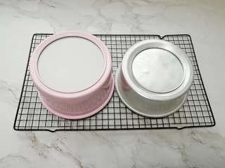 15、亚麻籽戚风蛋糕,出炉以后垂直摔一下震出热气，倒扣在晾网上。