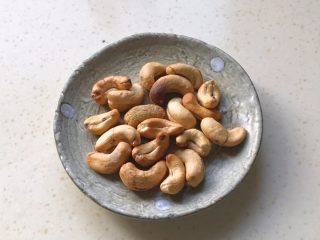 6、双脆时蔬,准备好熟腰果仁，生的就需要低温炸熟备用了