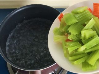 8、双脆时蔬,倒入切好的所有食材