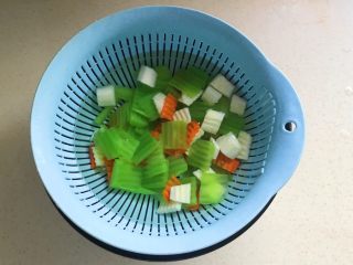 10、双脆时蔬,这个步骤最关键：焯好的食材倒进沥水篮沥干水分再泡进冷水里