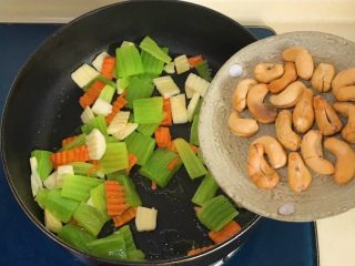 14、双脆时蔬,倒入腰果仁翻炒