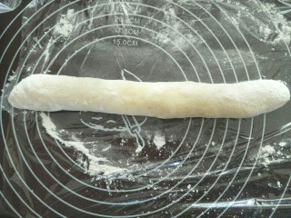 8、雪媚娘,面团从冰箱取出来，在案板上洒上手粉，将面团揉成长圆筒型。分成若干等份。