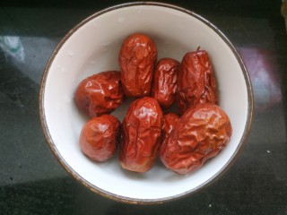 2、苹果银耳红枣汤,红枣洗净