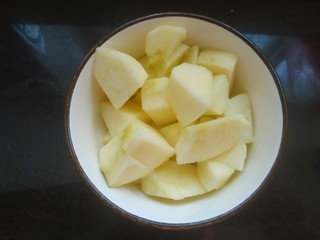 4、苹果银耳红枣汤,切成小块