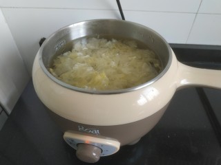 7、苹果银耳红枣汤,锅中放入适量清水,放入银耳