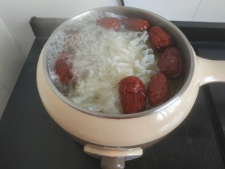 9、苹果银耳红枣汤,大火烧开