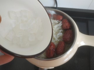 10、苹果银耳红枣汤,放入冰糖