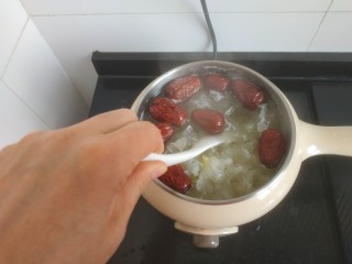 11、苹果银耳红枣汤,用勺子搅拌至冰糖融化