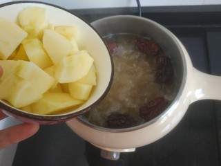 13、苹果银耳红枣汤,放入苹果