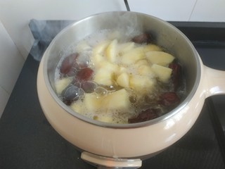 14、苹果银耳红枣汤,大火烧开