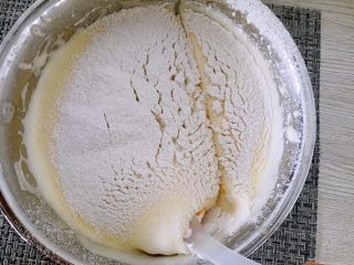 6、海绵蛋糕,三分之一面粉过筛到打好的蛋液中，翻拌，刮刀从一点钟方向下入，斜着刮底到七八点钟方向，舀起面糊，再到回去，左手将打蛋盆逆时针方向转动一点，重复