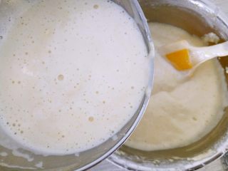 10、海绵蛋糕,然后把翻拌好的牛奶糊倒回面糊中， 