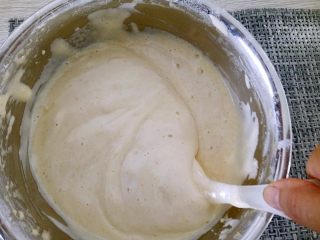 11、海绵蛋糕,还按翻面糊的手法翻拌均匀。