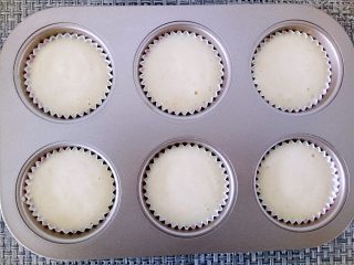 12、海绵蛋糕,将完全混合好的面糊倒入纸膜中，