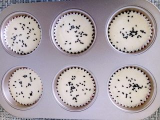 13、海绵蛋糕,撒上芝麻，烤箱预热180度上下，烤20分钟。（各家烤箱不同，烤的过程中留意下不要烤糊了哦）