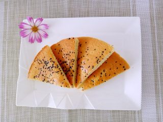 15、海绵蛋糕,趁热吃哦，个人比较怕腥，觉得冷了稍微有点蛋腥气。刚出炉的，软软的香香的，配上一杯茶，完美！