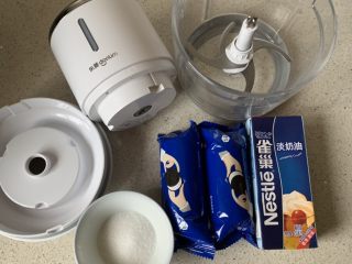 1、奥利奥木糠杯,先把材料备好，我用的搅拌机，几秒钟搞定