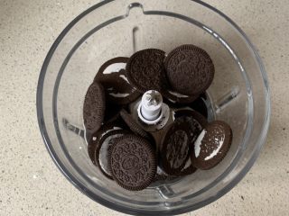 2、奥利奥木糠杯,饼干去除夹心部分