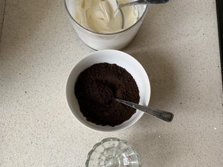 7、奥利奥木糠杯,准备3个玻璃杯，奶油放入裱花袋