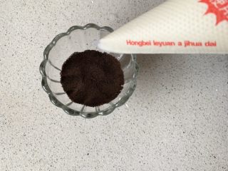 8、奥利奥木糠杯,先放2勺饼干碎，用勺子压压平