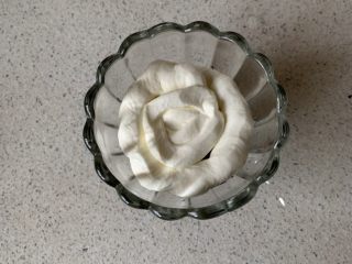 9、奥利奥木糠杯,再挤一圈淡奶油