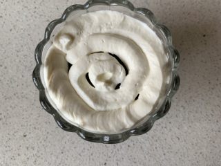 11、奥利奥木糠杯,挤一圈淡奶油