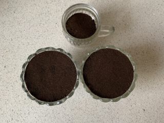 12、奥利奥木糠杯,最后铺一层饼干碎按平，放入冰箱冷藏一小时以上，口感更佳！