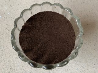 10、奥利奥木糠杯,再铺一层饼干碎