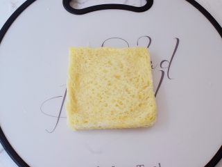 4、芝士火腿吐司卷,吐司用擀面杖擀薄