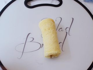 7、芝士火腿吐司卷,卷起来压一下定型