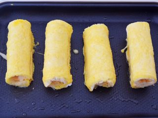 11、芝士火腿吐司卷,平底锅刷一遍食用油烧热,再把吐司卷放入