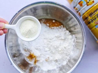 4、奶香南瓜饼,加一勺澳优能立多G4奶粉。