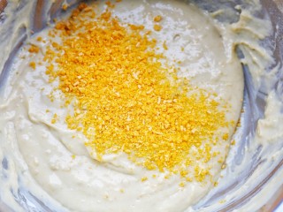 7、奶香南瓜饼,加入面包糠。