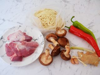 1、香菇肉酱拌面,准备好材料