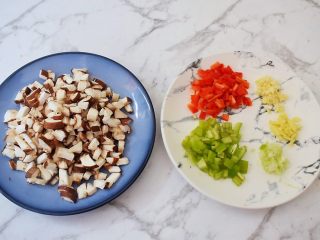 2、香菇肉酱拌面,香菇去蒂洗净切丁，青尖椒洗净切丁，红尖椒洗净切丁，葱蒜姜切末备用
