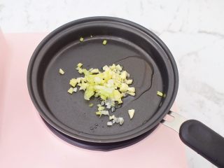 3、香菇肉酱拌面,锅中倒入适量的食用油烧热，放入葱蒜姜爆香