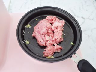 4、香菇肉酱拌面,放入肉末炒散，炒至变色变白