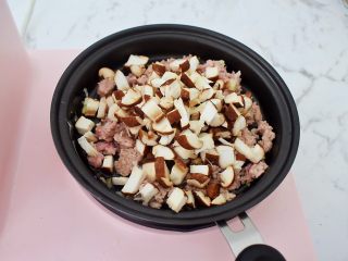 5、香菇肉酱拌面,加入香菇