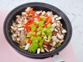 6、香菇肉酱拌面,加入青红椒