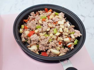 7、香菇肉酱拌面,翻炒均匀