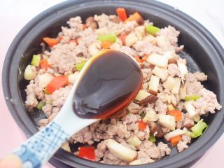 8、香菇肉酱拌面,加入蚝油