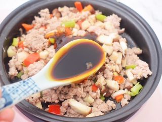 9、香菇肉酱拌面,加入生抽