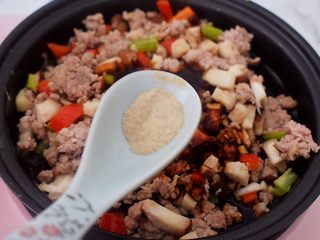 11、香菇肉酱拌面,加入胡椒粉