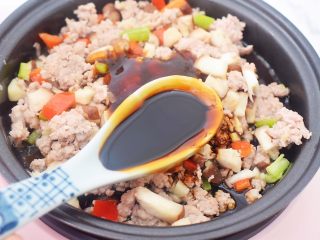 10、香菇肉酱拌面,加入老抽