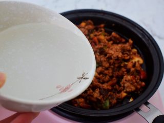 13、香菇肉酱拌面,加入小半碗水