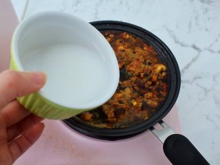 15、香菇肉酱拌面,加入水淀粉