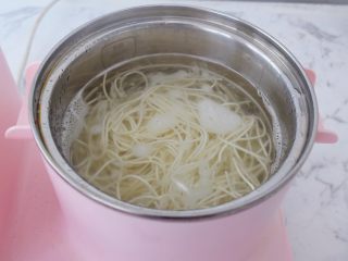 17、香菇肉酱拌面,另起锅放入面条煮熟