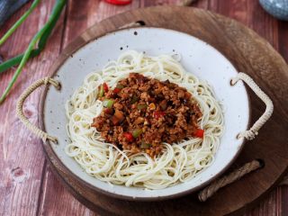 19、香菇肉酱拌面,捞出放入盘中，舀上香菇肉酱拌匀即可享受美食了