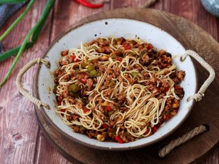 20、香菇肉酱拌面,成品图