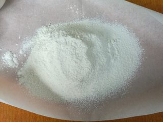 2、日式棉花蛋糕,低筋粉过筛。